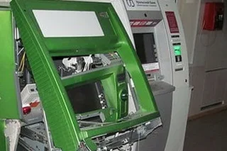 В Ургенче мужчина взломал банкомат «Хамкорбанка»