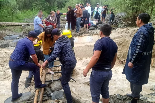 В Бахмальском районе Джизакской области из-за схода селя эвакуировали 32 отдыхающих