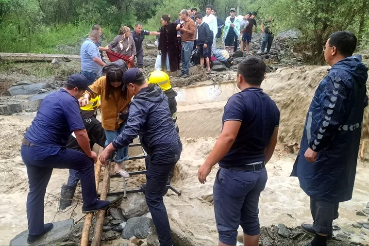 В Бахмальском районе Джизакской области из-за схода селя эвакуировали 32 отдыхающих