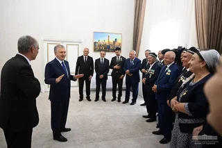Шавкат Мирзиёев бухоролик фаоллар билан суҳбатлашди
