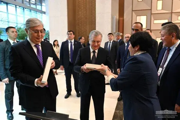 Presidents of Kazakhstan and Uzbekistan get acquainted with the exposition dedicated to Abay’s heritage