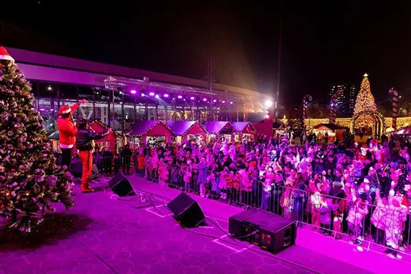 A genuine formula for New Year’s magic from Coca-Cola: a caravan, a food festival, fun competition games, music and dancing.