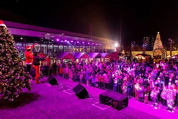 A genuine formula for New Year’s magic from Coca-Cola: a caravan, a food festival, fun competition games, music and dancing.