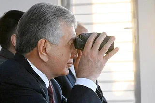 Prezident Shavkat Mirziyoyev Mudofaa vazirligi qoʻshinlarining kompleks harbiy mashqlarini kuzatdi