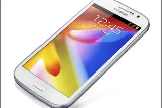 Samsung представила доступный 5-дюймовый смартфон