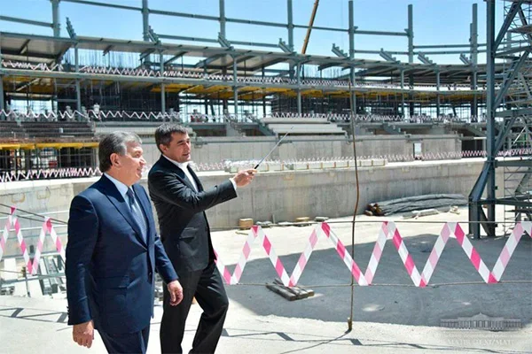 Shavkat Mirziyoyev familiarizes himself with construction of ice palace “Humo Arena”