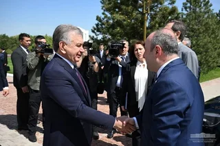 Президент Узбекистана отметил широкие возможности для развития промышленной кооперации с Турцией
