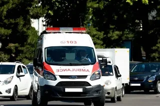 Водитель автомобиля скорой помощи сбил женщину в Джизаке