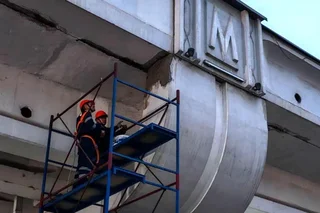В Ташкенте фрагмент облицовки наземного метро упал на припаркованный автомобиль