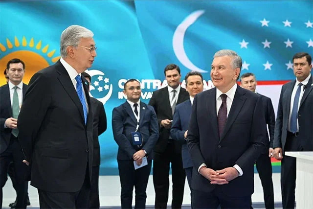 O‘zbekiston va Qozog‘iston Prezidentlari Raqamli texnologiyalar va sun’iy intellekt ko‘rgazmasiga tashrif buyurdi