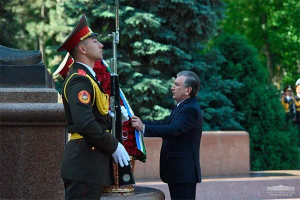 Шавкат Мирзиёев почтил память предков