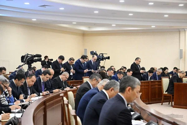 Шавкат Мирзиёев: кредит ставкаларини камида 2-3 фоизга тушириш муҳим