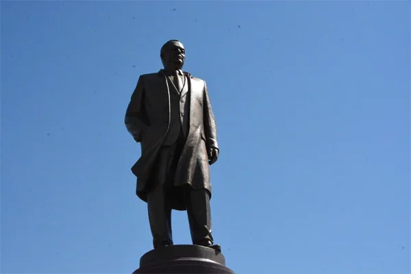 Памятник Первому Президенту Узбекистана открыт в Самарканде