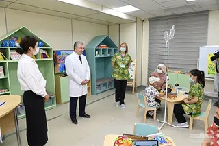 Uzbek President visits little patients and has a cordial conversation with their mothers