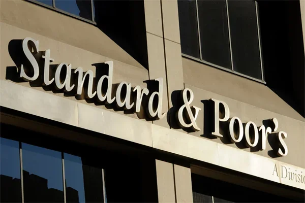 S&P: Девальвация тенге будет способствовать повышению кредитных рисков в банковском секторе Казахстана