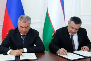 Viacheslav Volodin and Nuriddin Ismoilov sign the Regulations of the Inter-Parliamentary Commission on Cooperation