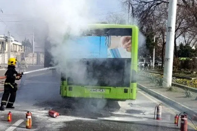 Тошкентнинг Сергели туманида автобус ёниб кетди — жабрланганлар йўқ