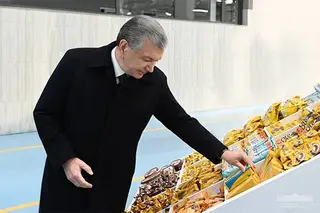 Uzbek President gets acquainted with confectionery enterprise's activities