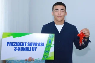 Prezidentimiz yunon-rum kurashi bo‘yicha jahon chempionati g‘olibiga xonadon sovg‘a qildi