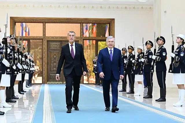 Мирзиёев встретил премьер-министра Чехии в Куксарое