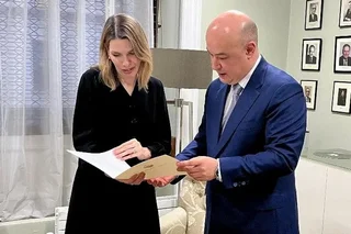 Равшан Усманов вручил директору Департамента протокола МИД Великобритании копии верительных грамот