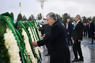 O‘zbekiston Prezidenti Ashxoboddagi Betaraflik monumenti poyiga gul qo‘ydi