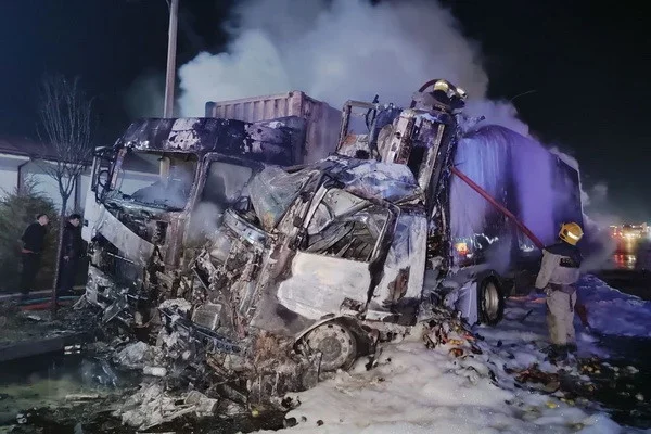 ДТП с участием двух грузовых «Mercedes Bens» в Самаркандском районе