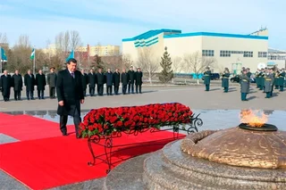 Президентимиз Остонадаги “Ватан ҳимоячилари” монументига гул қўйди