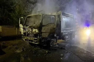 В Ташкенте загорелся мусоровоз, огонь повредил припаркованный автомобиль