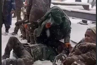 Металлическая конструкция упала на рабочих при строительстве одного из объектов АГМК