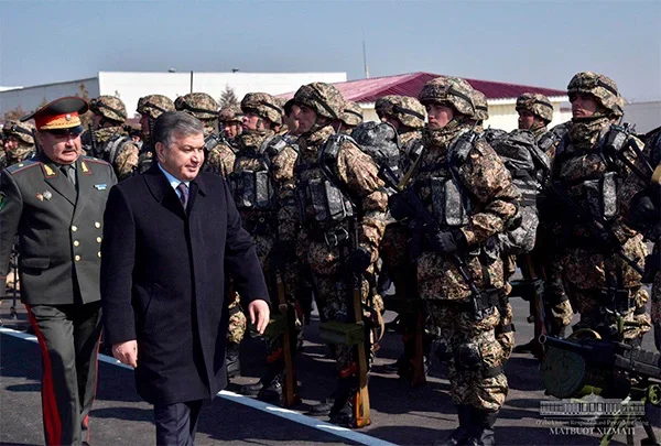 Shavkat Mirziyoyev familiarizes himself with the conditions in the military unit