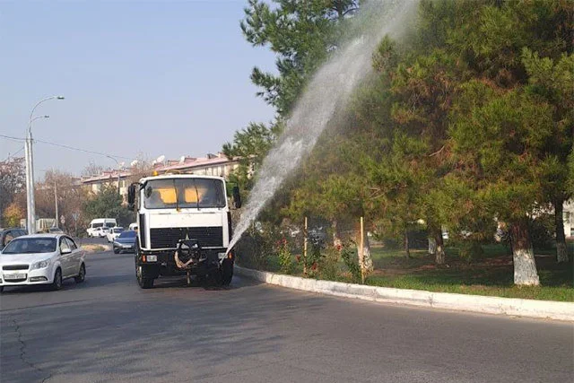 Toshkent changni kamaytirish uchun ko'chalar va yashil maydonlarni sug'orishni boshladi