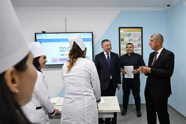 Chexiya Bosh vaziri Toshkentdagi ta'lim markaziga tashrif buyurdi