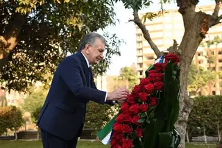 Shavkat Mirziyoyev lays flowers at the Monument to Ahmad Fergani