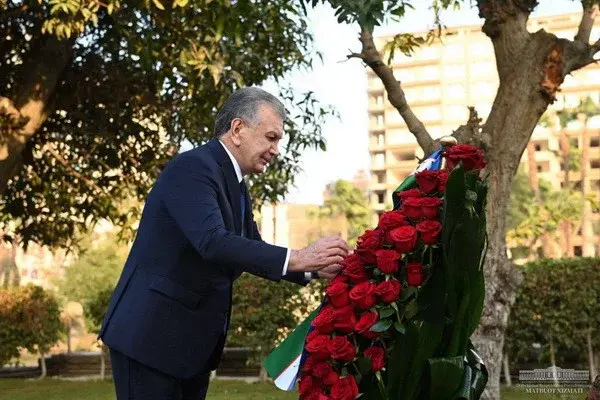 Shavkat Mirziyoyev lays flowers at the Monument to Ahmad Fergani