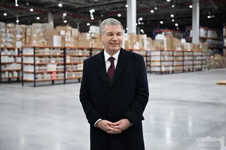 Шавкат Мирзиёев посетил логистический центр Grand Pharm Logistics Hub
