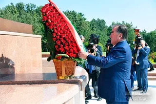 Президент Таджикистана возложил цветы к монументу Независимости и гуманизма