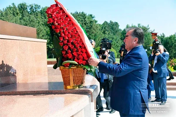 Президент Таджикистана возложил цветы к монументу Независимости и гуманизма