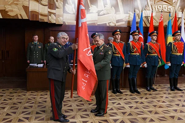 Шойгу передал копию знамени победы главе Минобороны Узбекистана