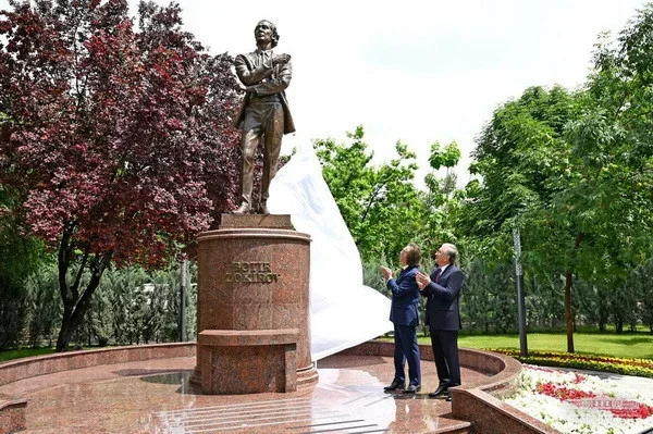 Uzbek President opens a monument to Batir Zokirov