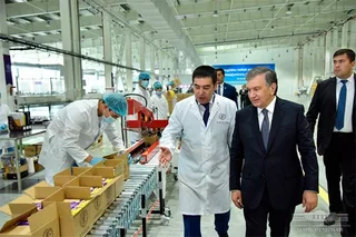 Президент Шавкат Мирзиёев посетил фабрику кондитерских изделий «Амилов»