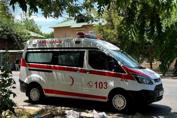В Термезе четыре человека вылетели из аттракциона