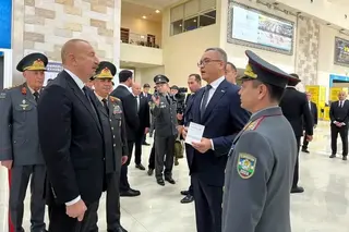 Алиев посетил павильон Узбекистана на выставке ADEX 2026