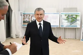 Президент ознакомился с презентацией проектов, которые намечено реализовать в Хорезмской области