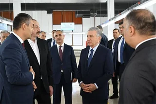 O‘zbekiston va Ozarbayjon Prezidentlari tikuvchilik fabrikasini borib ko‘rdilar