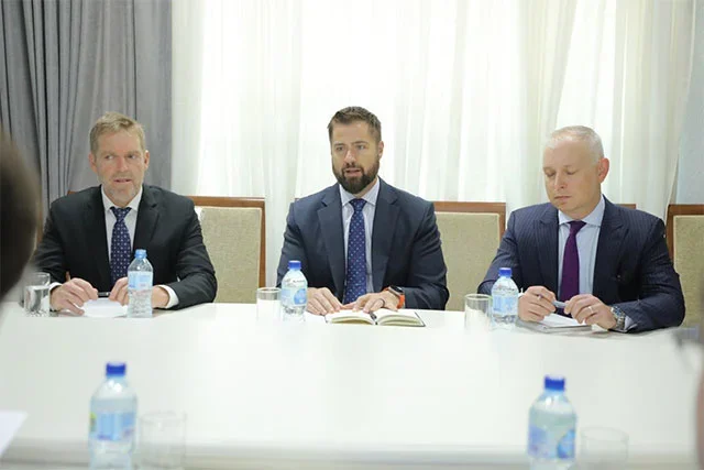 Ўзбекистон инвестициялар вазири ўринбосари General Motors ва UzAuto Motors компаниялари билан ҳамкорлик истиқболларини муҳокама қилди