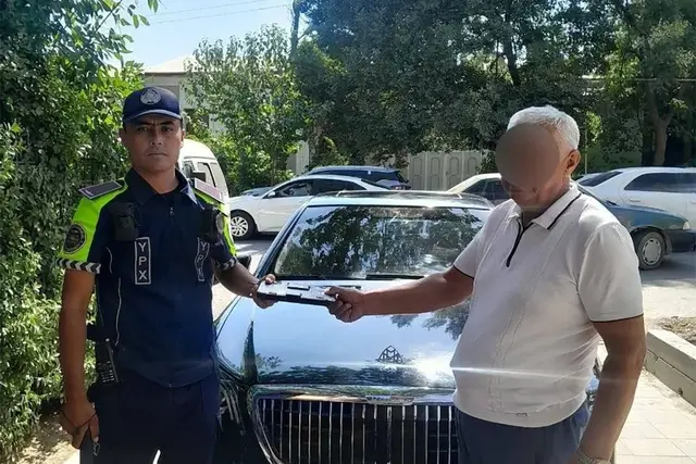 В Самарканде водитель Mercedes не уступил скорой