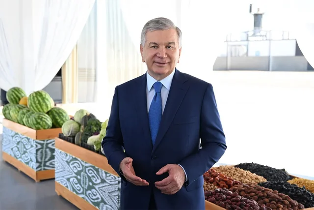 Shavkat Mirziyoyev Namangan viloyatidagi parrandachilik fermasi va superintensiv bogʻni borib koʻrdi