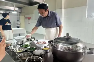 Luoyang sour bean noodles win over US friend of China
