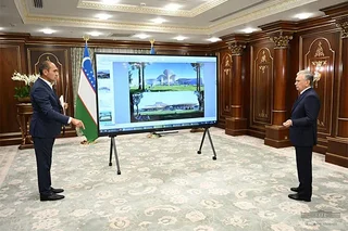 Президент ознакомился с презентацией проектов в сферах строительства, образования, туризма и промышленности